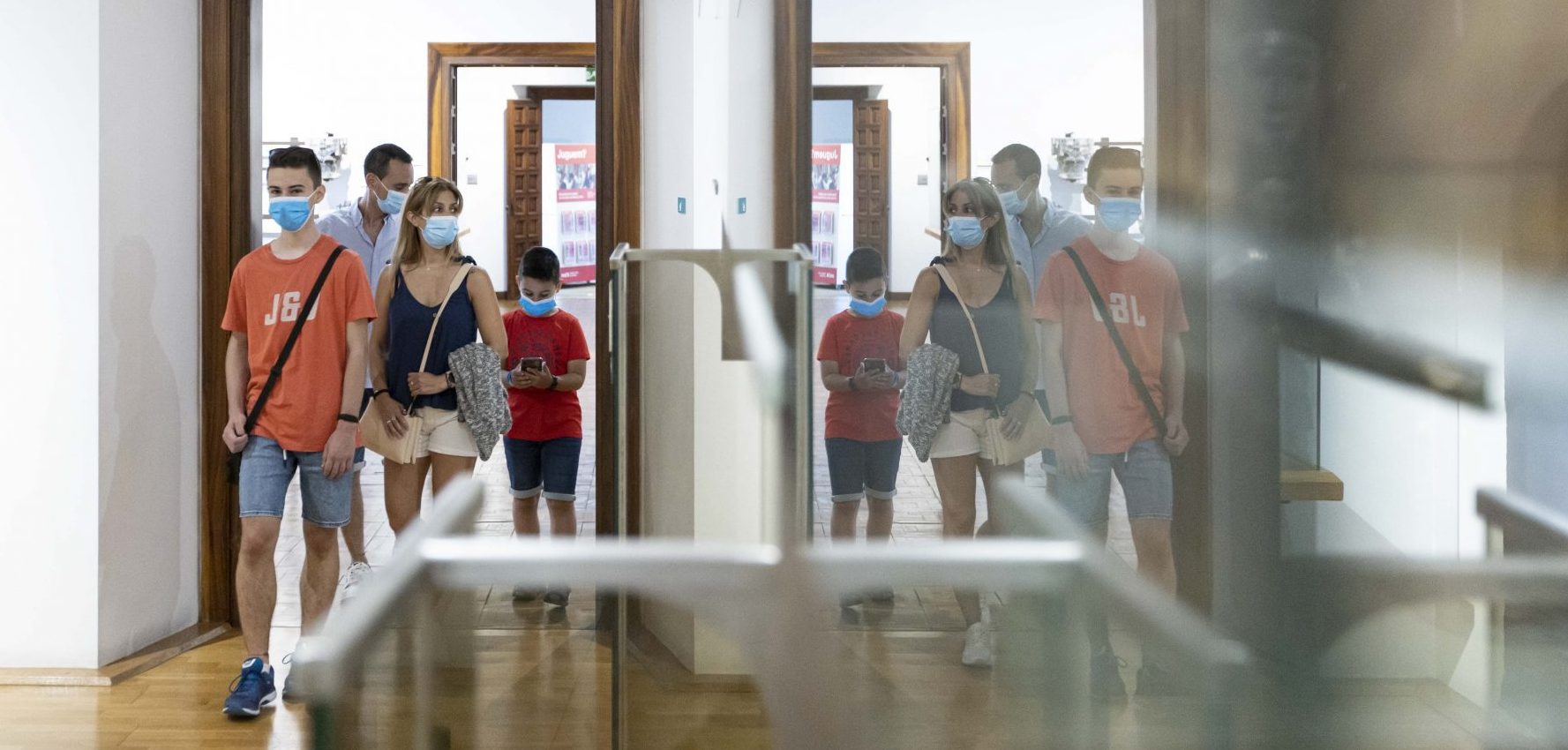 Visitants amb mascareta entren en una sala del Museu